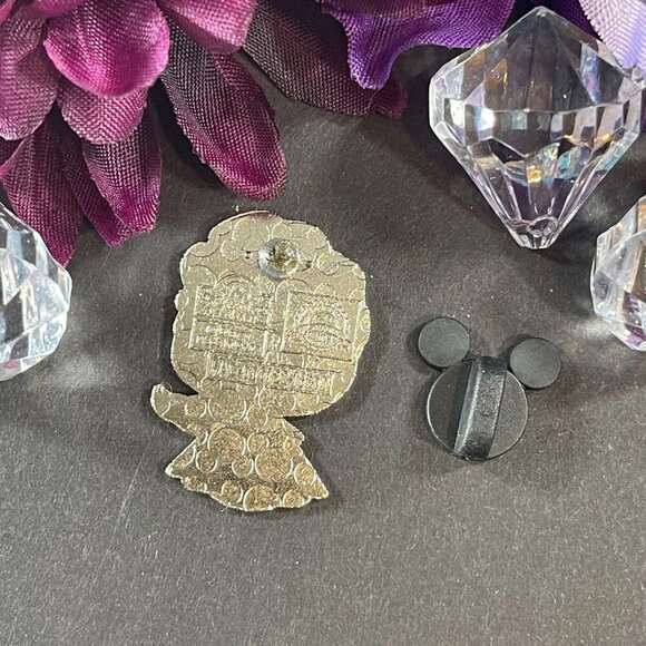 Disney Queen Elsa Trading Pin Frozen Big Head Princess Lapel Pin Brooch Jewelry - Picture 3 of 5